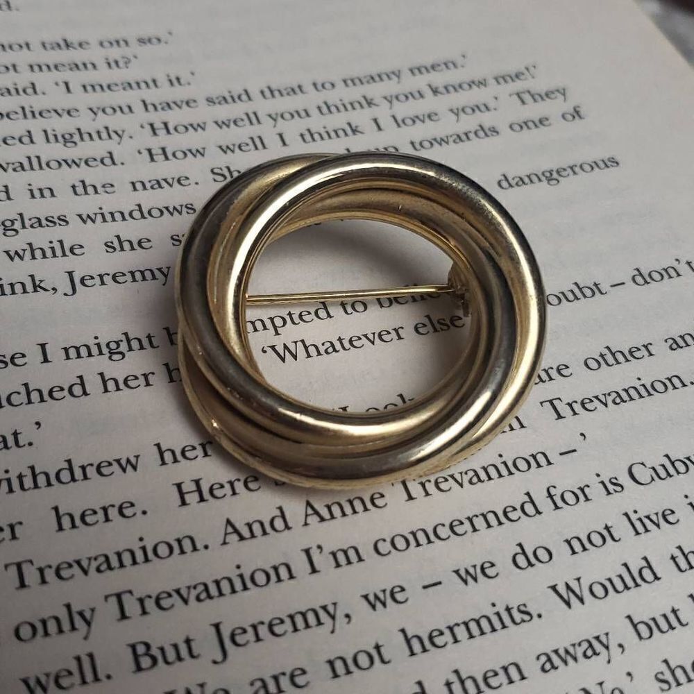 Vintage Twisted Gold Circle Brooche